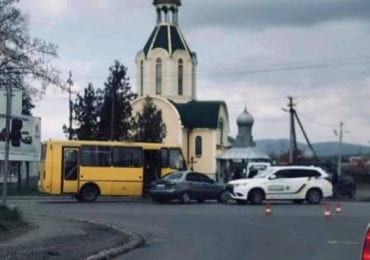 На Гагаріна в Ужгороді ДТП: пасажирський автобус врізався в іномарку (ФОТО)