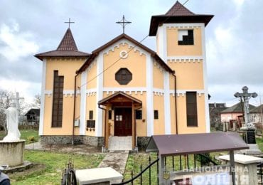 На Закарпатті двоє юнаків обікрали церкву (ФОТО, ВІДЕО)