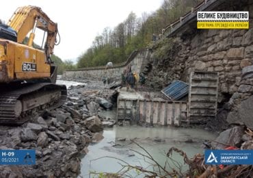 На найдовшому маршруті Закарпатської області триває будівництво верхових та низових підпірних стінок (ФОТО)