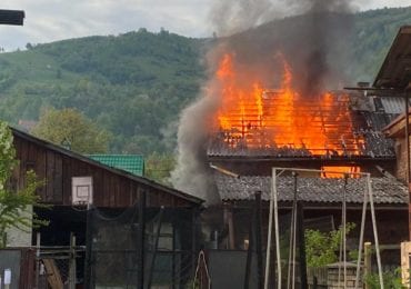 В Рахові майже згорів двоповерховий будинок (ФОТО)