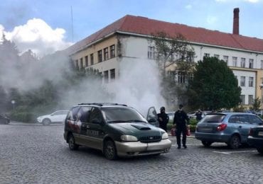 Затримали чоловіка, який підпалив автівку під будівлею Закарпатської ОДА (ФОТО, ВІДЕО)