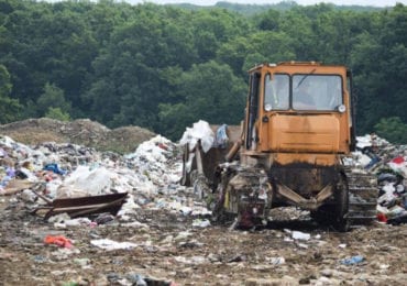 Сміттєзвалище, куди відвозять відходи з обласного центру Закарпаття, залишається заблокованим у вечірній час