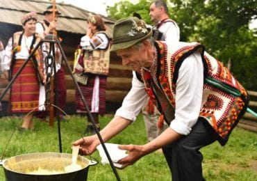 У Закарпатському скансені всі громади та райони провели історичну інсталяцію «Барвистий вінок Закарпаття»