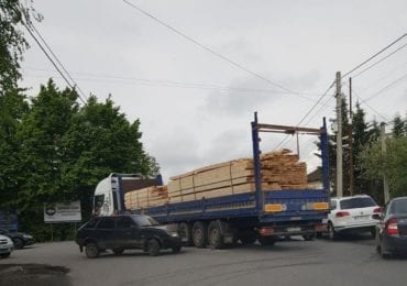 ДТП на Закарпатті: в Мукачеві зіткнулись легковик та вантажівка (ФОТО)