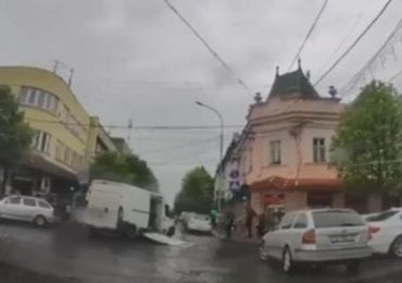 У Мукачеві автомобіль на ходу втратив дверцята (ВІДЕО)