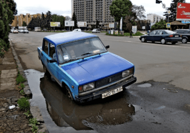 В Ужгороді авто провалилося в яму на дорозі, що була непомітна через калюжу