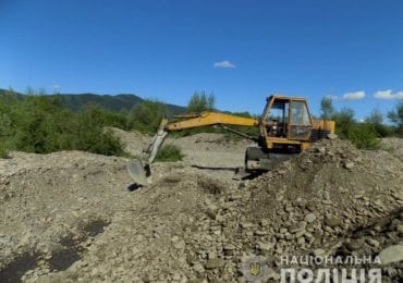 На Закарпатті поліцейські відкрили кримінальне провадження за фактом незаконного видобутку піщано-гравійної суміш