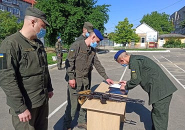 Молодому поповненню гвардійців в Ужгороді вручили зброю