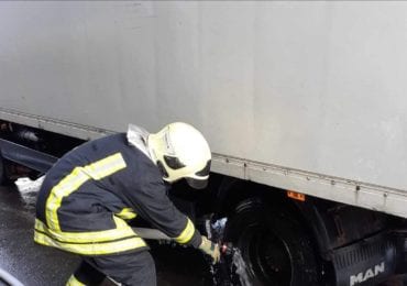 На Закарпатті на ходу загорілася вантажівка MAN