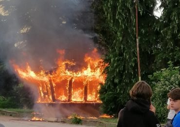 В Ужгороді на площі Кирила і Мефодія згорів МАФ (ФОТО)