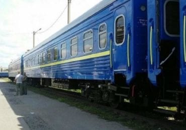 ​У поїзді Рахів — Київ пасажир впав з верхньої полиці і згодом помер