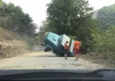 На Закарпатті вантажівка з’їхала у кювет