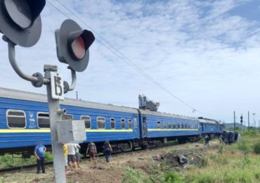 Слідчі поліції Хустщини встановлюють обставини ДТП на залізничному переїзді