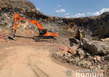 На Ужгородщині поліцейські зупинили незаконний видобуток каменю  (ФОТО)