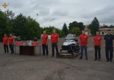 За рахунок обласного бюджету закарпатські рятувальникики отримали новий снігохід