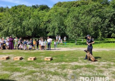 Поліціянти-кінологи Закарпаття навідалися до діток в оздоровчий табір