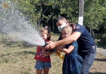 На Закарпатті співробітники ДСНС завітали до дитсадка