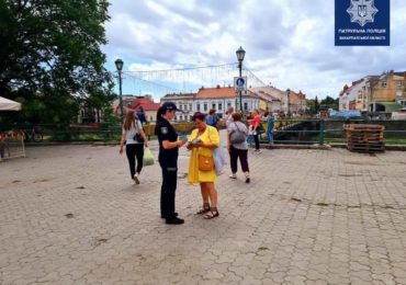 В Ужгороді патрульні розповідали громадянам про домашнє насильство (ФОТО)