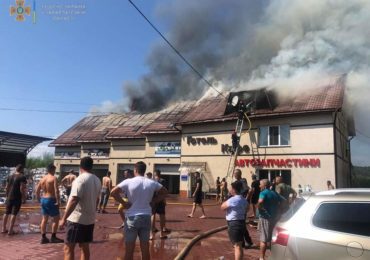 Масштабна пожежа на Закарпатті: вогонь охопив покрівлю СТО