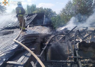 Сусіди хвилювались за дітей: на Закарпатті горіла квартира (ФОТО)