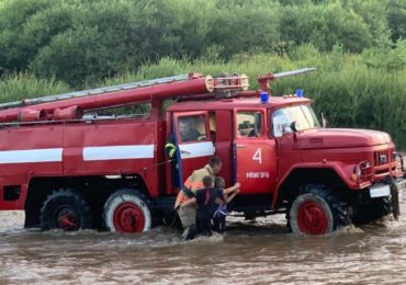 Пішли рибалити: на Закарпатті троє дітей опинились у полоні водної стихії