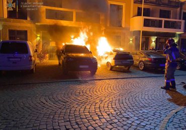 В Ужгороді горіли 3 автомобілі: пожежа з ВАЗу перекинулася на Audi Q7 та Volkswagen Passat (ФОТО)