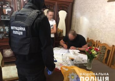 Подробиці від поліції: зловмисники, які незаконно переправляли нелегалів до ЄС, постануть перед судом (ВІДЕО)