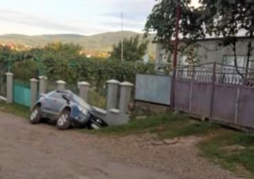 ДТП на Закарпатті: автомобіль опинився у кюветі (ФОТО)