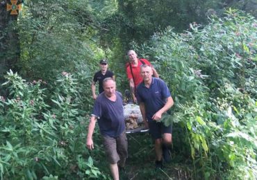 Як ужгородські рятувальники надавали допомогу травмованій жінці (ФОТО)