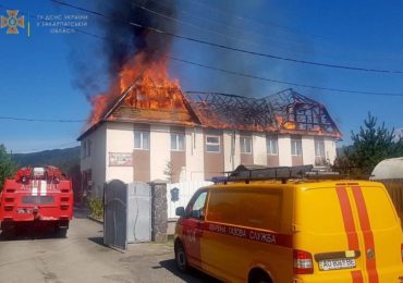 Всередині був чоловік: на Мукачівщині ліквідували пожежу в приватному будинку готельного типу (ФОТО)