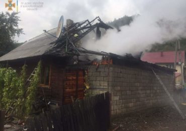 Пожежа на Закарпатті: вогонь з гаража перекинувся на будинок (ФОТО)