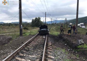 На Ужгородщині водій внаслідок ДТП виїхав на залізничну колію