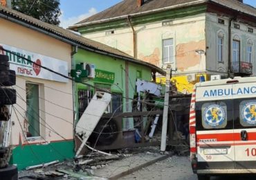 Загинули 4 людини: на Львівщині вантажівка протаранила магазин (ФОТО, ВІДЕО)