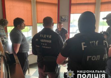 Поліція Закарпаття завершила розслідування у справі щодо зловмисників, які займалися вимаганням грошей (ФОТО)