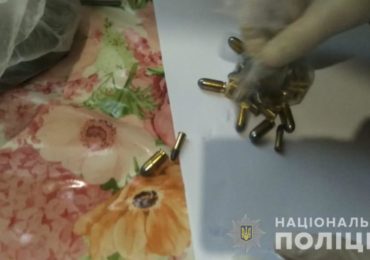 Поліціянти з помешкання мукачівця вилучили  наркотики та набої