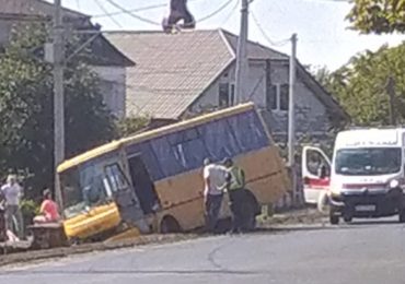 ДТП на Ужгородщині: пасажирський автобус з’їхав у кювет (ФОТО)