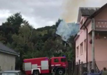 Трагічна пожежа в Мукачеві:  в палаючому будинку виявили тіло людини (ВІДЕО)