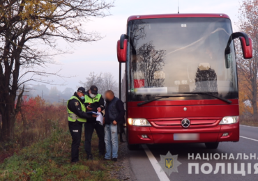 Як на Закарпатті поліціянти перевіряють громадський транспорт на дотримання карантинних вимог (ВІДЕО)