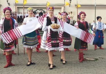 У центрі Ужгорода танцювали студенти Закарпаття і Харківщини