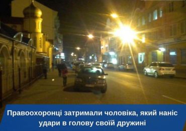 В Ужгороді затримали чоловіка, який посеред вулиці завдав удари дружині по голові