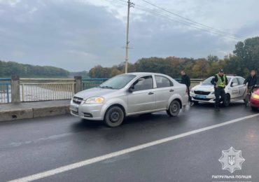 В Ужгороді чоловік здійснюючи обгін скоїв ДТП та втік (ФОТО)