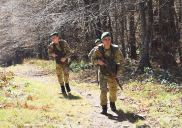 Закарпатські прикордонники зі словацькими колегами зупинили в горах групу нелегалів