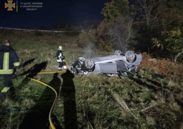 На Закарпатті автомобіль внаслідок ДТП вилетів з дороги, кілька разів перекинувся та загорівся