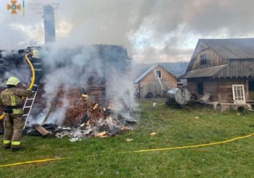 Сусіди гасили відрами з водою: на Закарпатті горів дерев'яний будинок