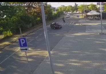 Жахлива ДТП в Ужгороді: мотоцикліста відкинуло на кілька метрів (ВІДЕО)