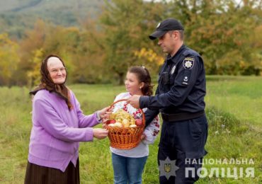 На Закарпатті поліціянти організували приємний сюрприз для пенсіонерів