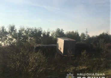 Ймовірно водій помер за кермом: поліцейські встановлюють обставини ДТП на Закарпатті