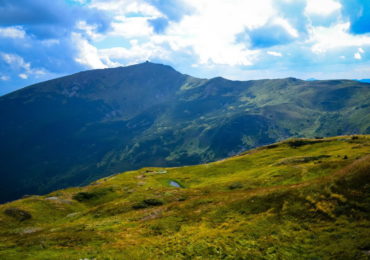 Дві доби шукають туристку, якій стало погано в горах Закарпаття