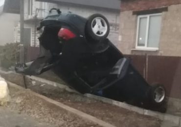 Карколомна ДТП на Закарпатті: водій "припаркував" авто на дах (ФОТО)