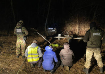 На Закарпатті у контрабандистів вилучили катапульту з безпілотником, два авто та сигарети (ФОТО, ВІДЕО)